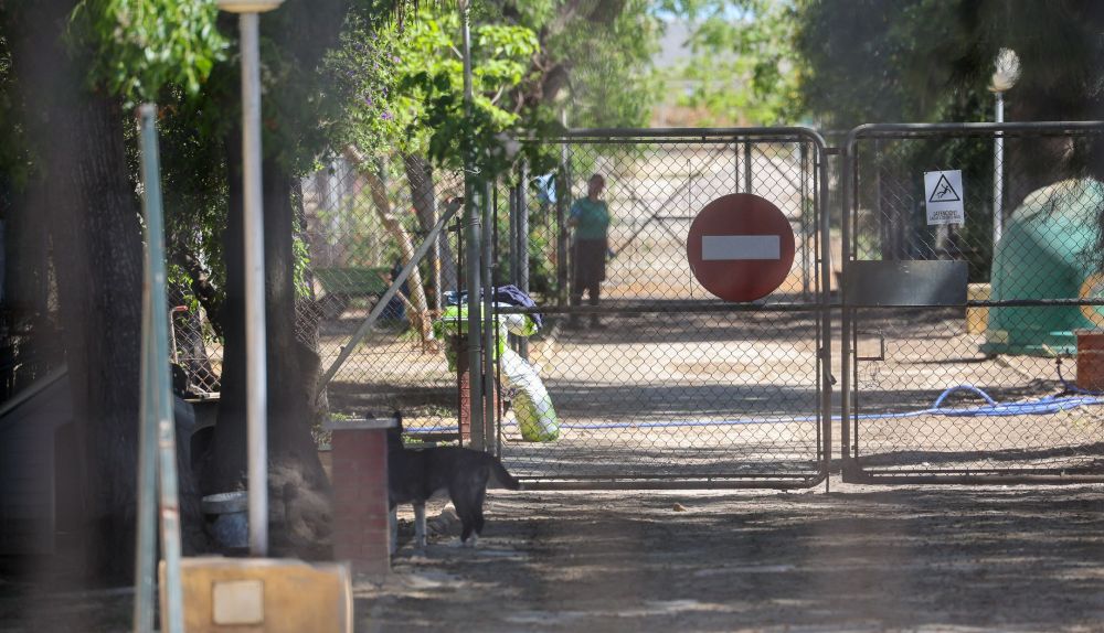 Acceso principal al Centro de Bienestar Animal de Chiclana, denunciado reiteradamente por su trato a animales abandonados.