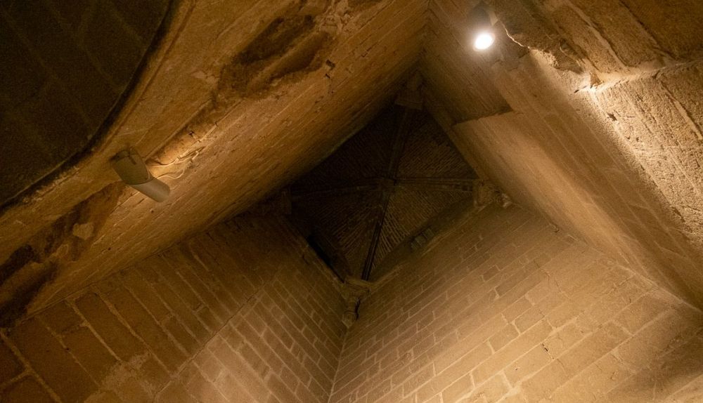 El interior la torre a la que se sube por una escalera de caracol.